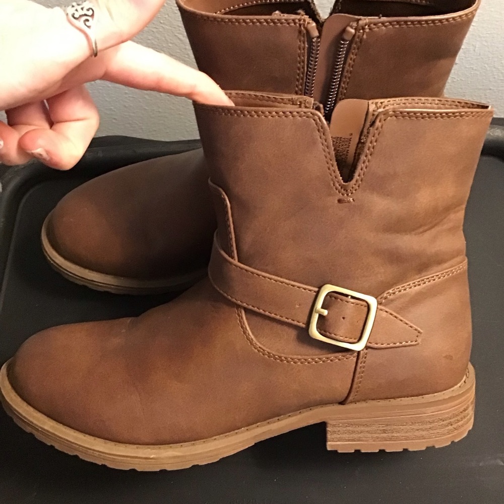 Brown boots like new kids 5 fits like a 6.5